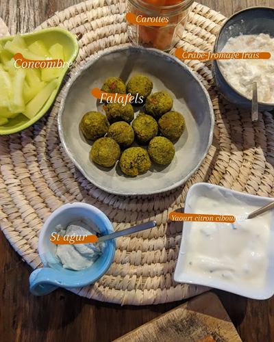 Bowl falafels, crème de crabe, concombre et sauce citronnée