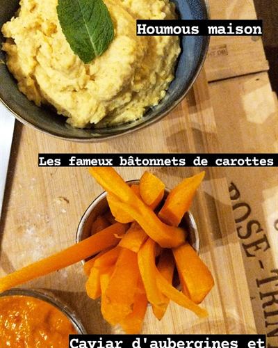 Assiette houmous, bâtonnets de carottes et caviar d'aubergine