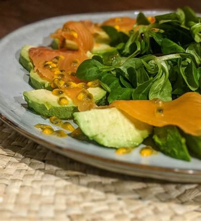 Rosace avocat, truite fumée et fruit de la passion