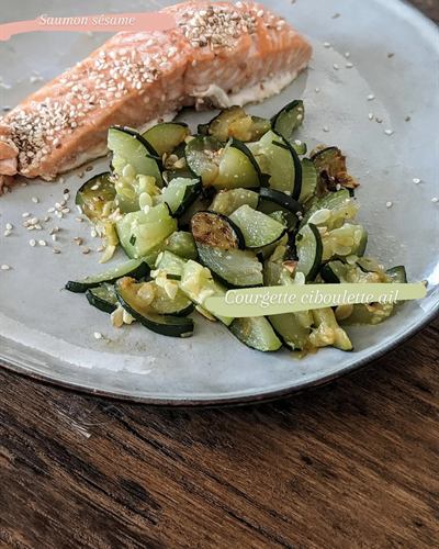 Saumon au sésame et courgettes ail-ciboulette