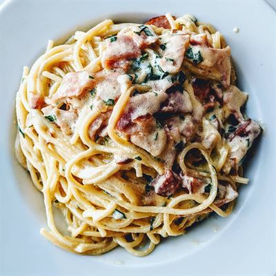 Spaghetti à la crème, lardons et ciboulette