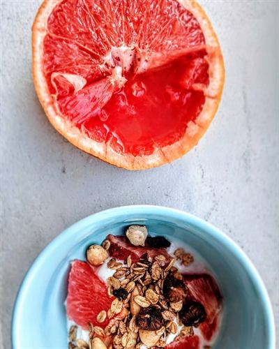 Bol vitaminé fromage blanc, pamplemousse rose et granola à la cannelle