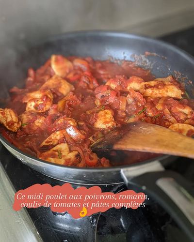 Poulet aux poivrons, romarin et tomate, pâtes complètes