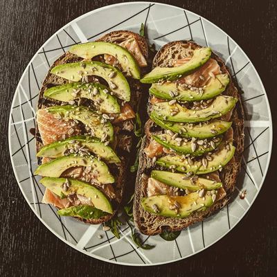 Tartines avocat et saumon mariné