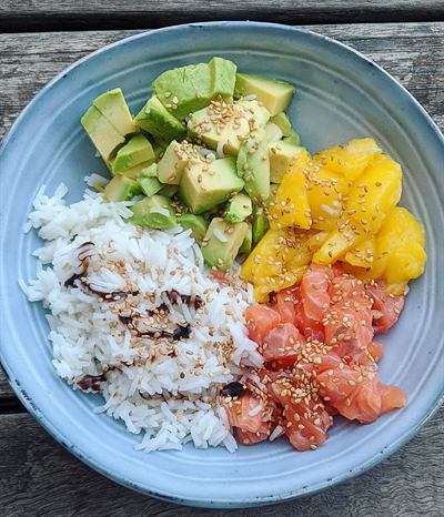 Bowl coloré saumon cru, mangue et avocat