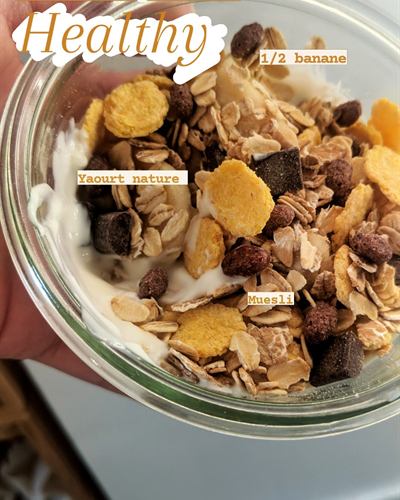 Bol healthy yaourt, demi-banane et muesli