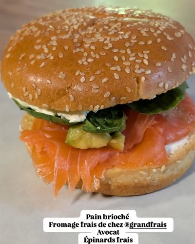 Pain brioché, fromage frais, avocat et truite fumée