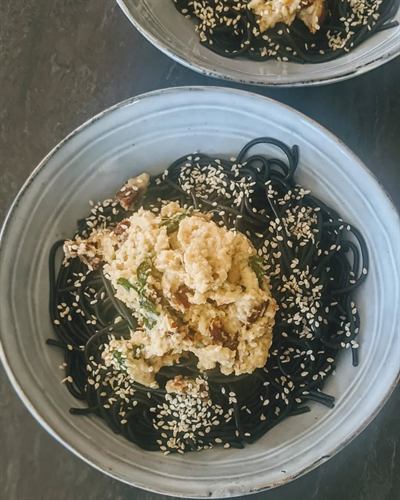 Spaghetti à l'encre de seiche, crème d'artichaut et tomates séchées