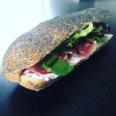 Sandwich maison au pavot, fromage frais et saucisson