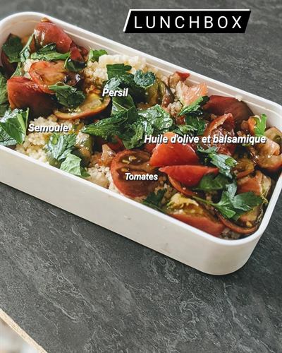 Lunch box semoule, tomates et persil au balsamique