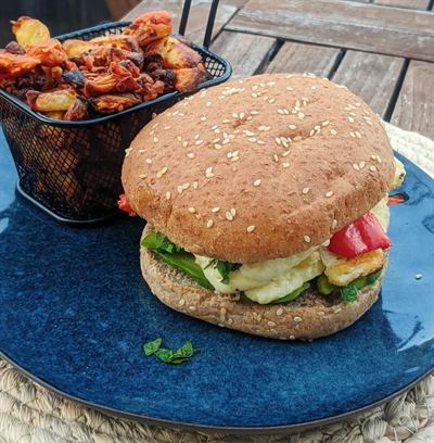 Burger veggie halloumi et frites maison patate douce