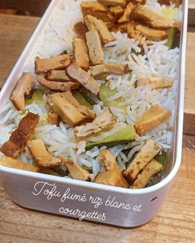 Tofu fumé, riz blanc et courgettes