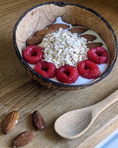 Petit bol vitaminé yaourt, framboises, avoine et amandes