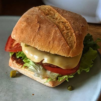 Burger végétalien steak végétal et cornichons