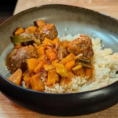 Boulettes de bœuf aux légumes, sauce tomate et semoule