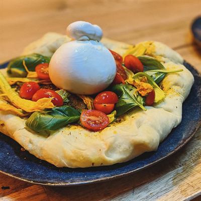 Pain de Jérusalem, burrata, tomates cerises et fleurs de courgette