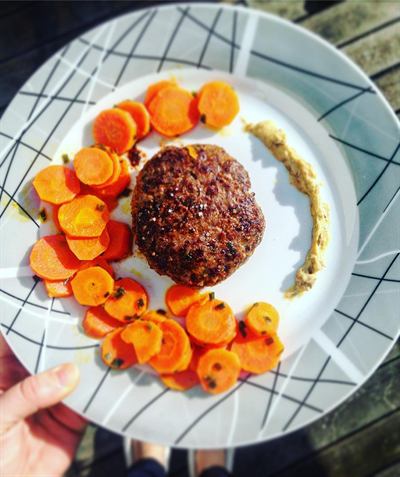 Steak végétal, carottes au curry et moutarde aux girolles