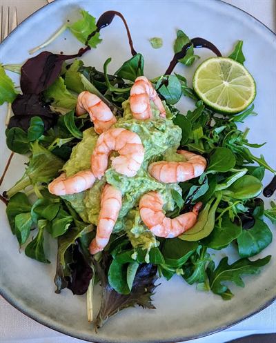 Salade de crevettes, guacamole citron vert et Saint Agur