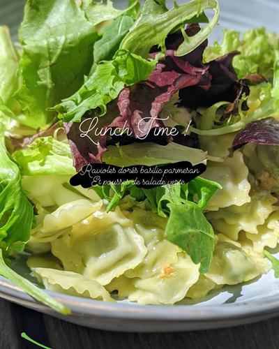 Ravioles dorées au basilic et parmesan, pousses de salade