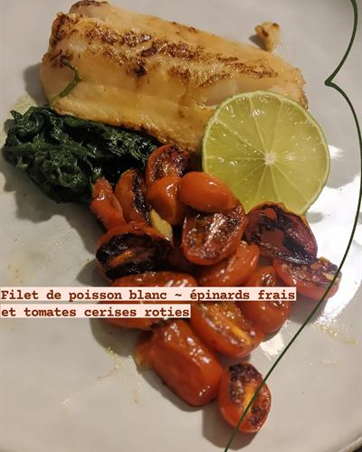 Filet de poisson blanc, épinards frais et tomates cerises rôties