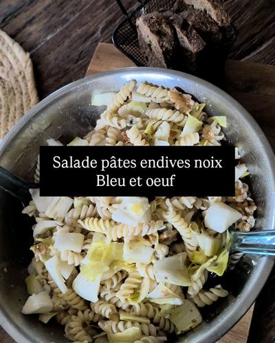 Salade de pâtes, endives, noix, bleu et œuf