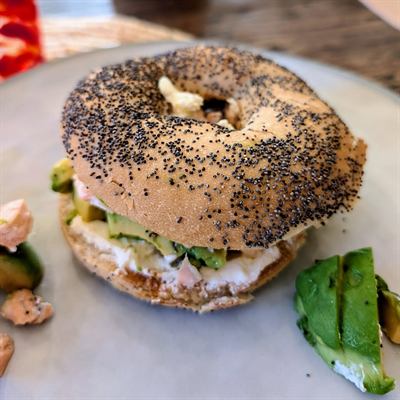 Bagel saumon, avocat et fromage frais