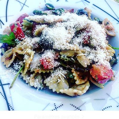 Salade de farfalle aux tomates, olives et parmesan