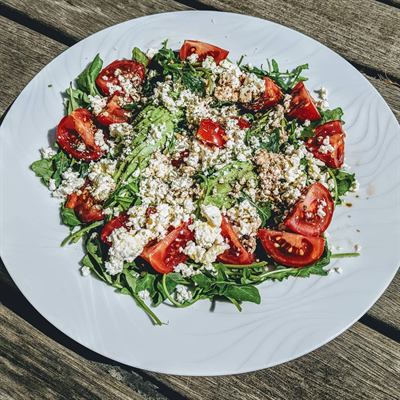Assiette avocat, feta, tomates et roquette
