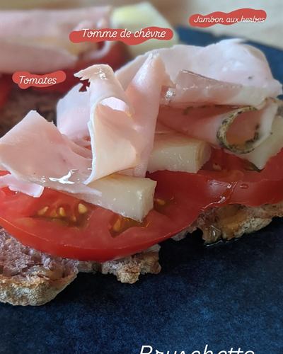 Bruschetta jambon aux herbes, tomates et tomme de chèvre