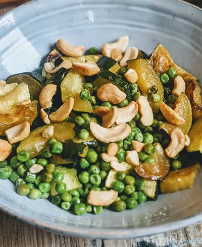 Green food petits pois, courgettes et noix de cajou