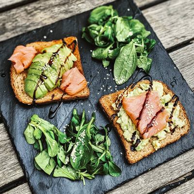 Avocado toast saumon fumé, mâche et sésame