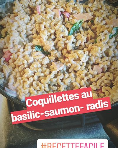 Coquillettes au basilic, saumon et radis
