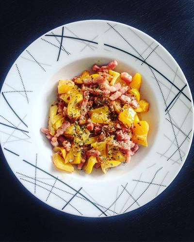 Lardons et poivron jaune aux herbes