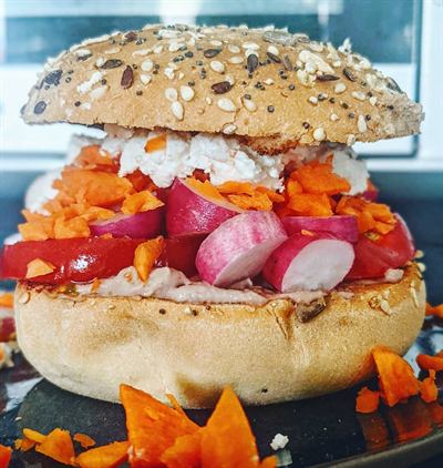 Burger végétarien frais houmous, feta et crudités