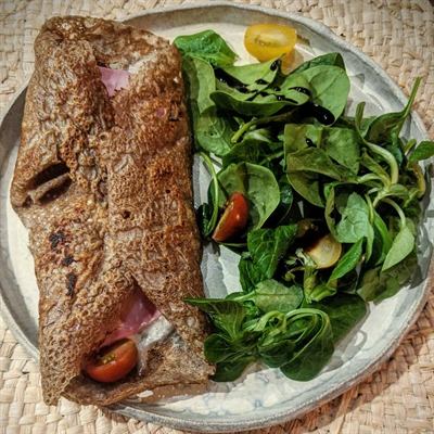 Galette de sarrasin au fromage frais, jambon et Ossau-Iraty