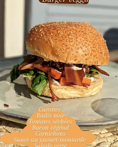 Burger veggie carottes, radis noir, tomates séchées et sauce yaourt-moutarde