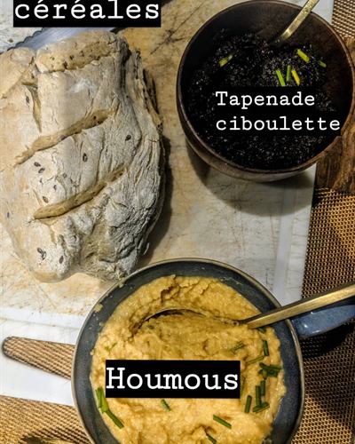 Tartines houmous et tapenade à la ciboulette
