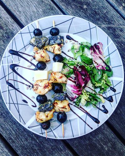 Brochettes de poulet au safran, raisins et fromage pané au pavot