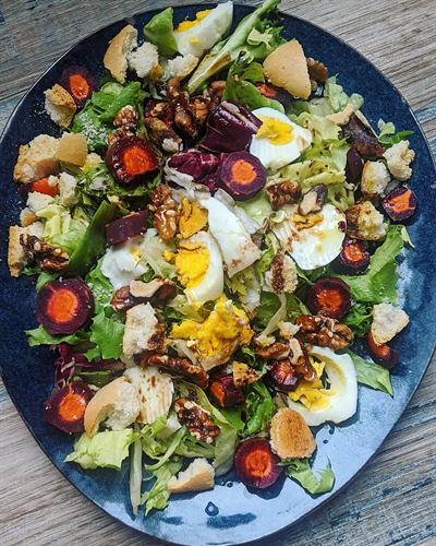Salade composée carotte violette, œuf et croûtons de Krisprolls