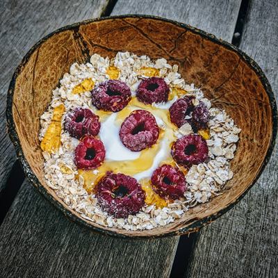 Bowl fromage blanc, framboises, avoine et miel