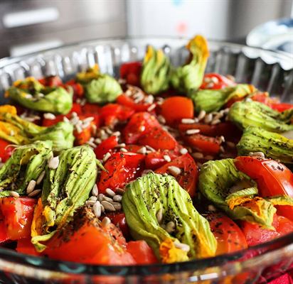 Fleurs de courgette farcies au roquefort et tomates rôties