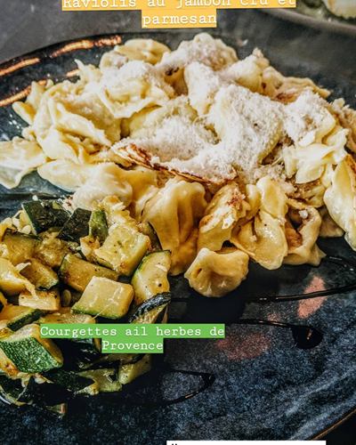 Raviolis au jambon cru et courgettes à l'ail
