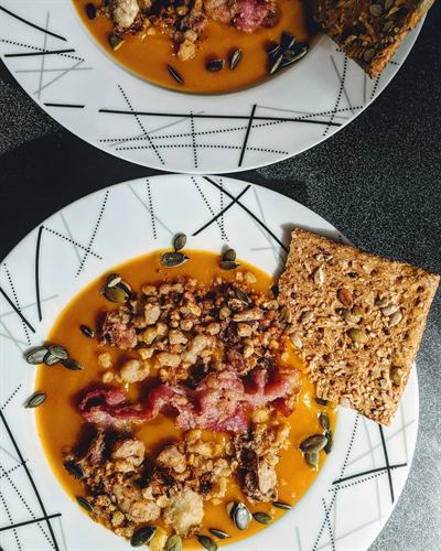 Velouté de potimarron, lard fumé et graines de courge