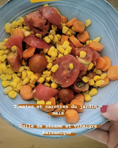 Salade colorée tomates, carottes et maïs à l'huile de sésame