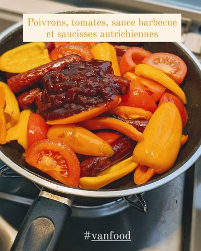 Poêlée poivrons-tomates sauce barbecue et saucisses
