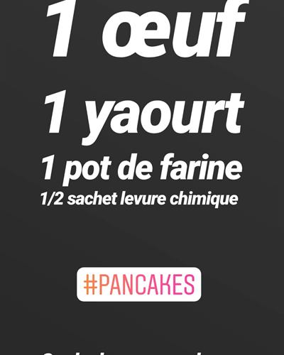 Pancakes sans sucre aux kiwis et fruits rouges