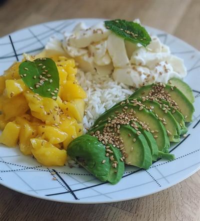 Bowl coloré riz, mangue, avocat et mozzarella