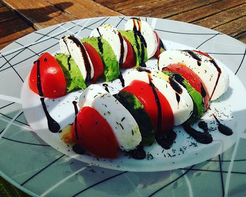 Tomate, mozzarella et avocat au balsamique