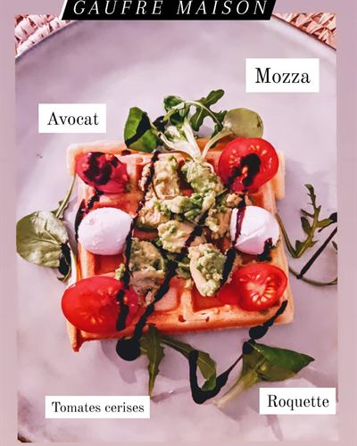 Gaufres salées avocat, tomates cerises, roquette et mozzarella