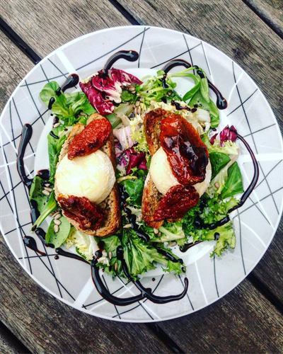 Salade au crottin de Chavignol et tomates séchées